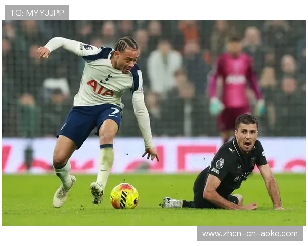 热刺主场球迷高唱索兰克之名，曼城球员低头退场