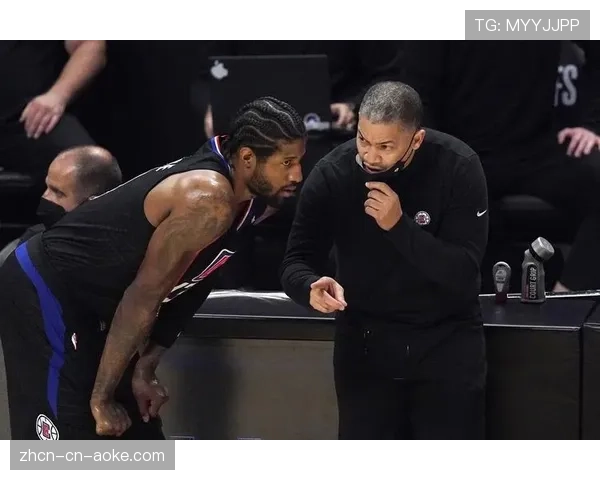 场边镜头：里弗斯教练因一次成功的“砍鲨战术”与裁判激烈交流