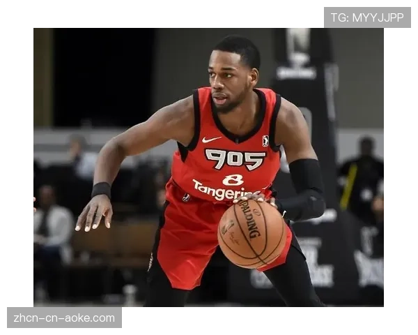 老鹰队后卫特雷-杨加练左手运球，训练师称旨在提升遭遇包夹时的出球效率