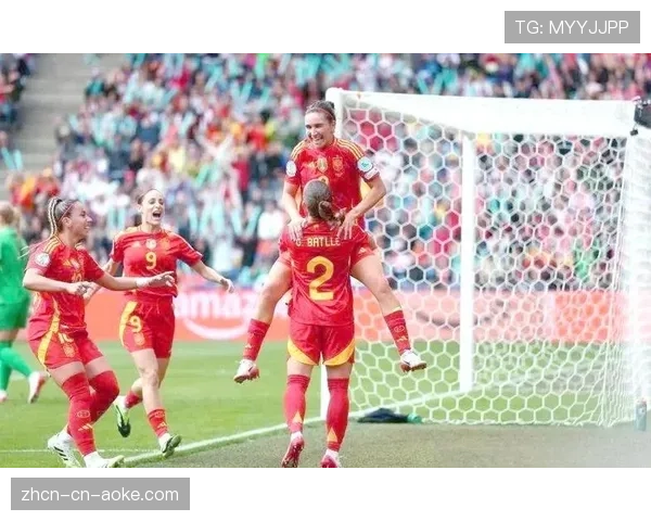 特写：英格兰女足在欧洲杯预选赛中进球后的团队庆祝